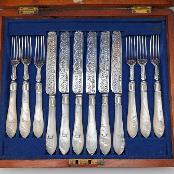 1876 年英國古董純銀刀片和白色珍珠母貝手柄餐具 6 件套,木盒包裝,由 James Dixon & Sons 出品